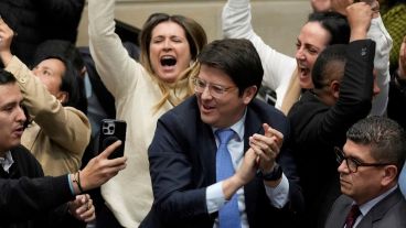 Miguel Uribe Turbay (centro), tra la votación de una ley en el Senado.