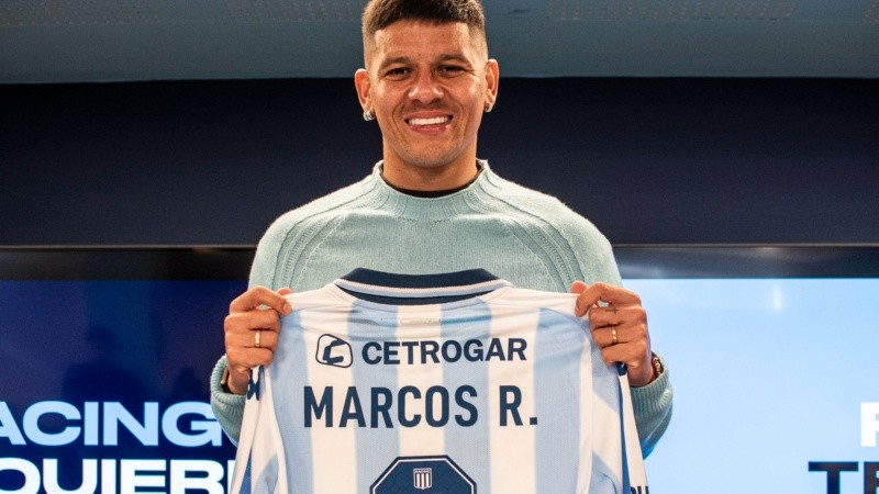 Marcos Rojo posó con la camiseta de Racing, su nuevo equipo.