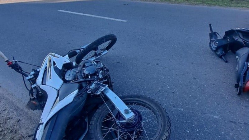 Las motos quedaron sobre la cinta asfáltica tras el accidente.