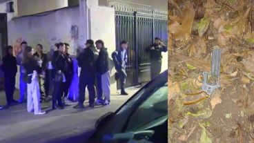 Algunos jóvenes y familiares de los alumnos agredidos y policías del operativo / El arma calibre 22 hallada en un cantero.