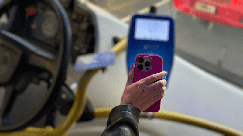 El código QR generado en Mercado Pago se debe acercar al lector de la canceladora dentro del colectivo.