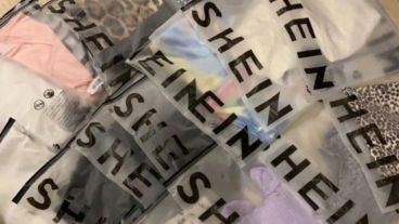 La joven adquirió un pack de tres tops por 5 libras (alrededor de 7.000 pesos argentinos).