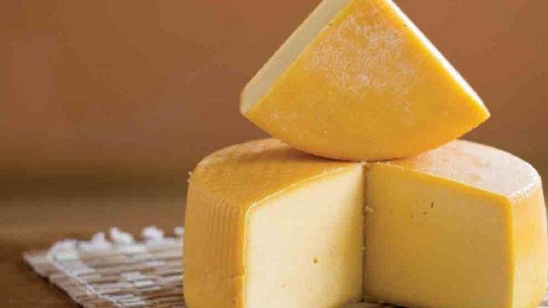 Advierten por un brote de listeriosis derivado del consumo de un queso criollo.