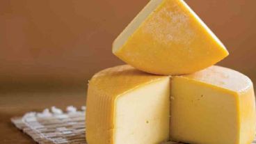 Advierten por un brote de listeriosis derivado del consumo de un queso criollo.