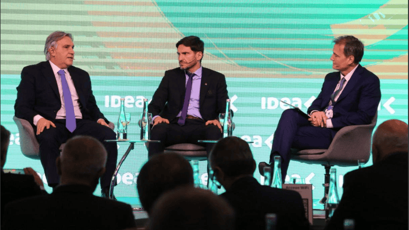 Los gobernadores dialogaron con el director ejecutivo de la Bolsa de Comercio, Javier Cervio.