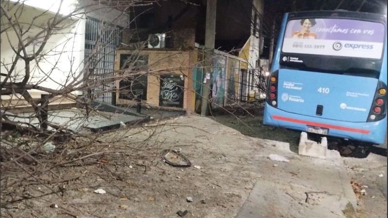 El colectivo chocó contra un árbol en Catamarca al 3100.