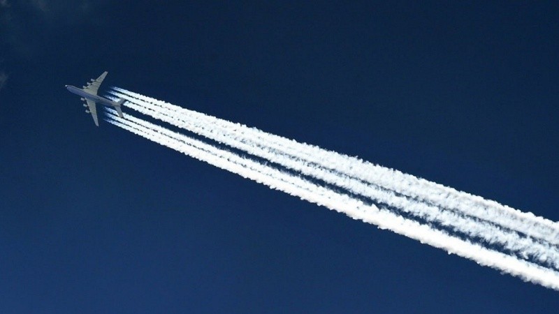 Cuál es la explicación científica de las estelas que dejan algunos aviones en el cielo.