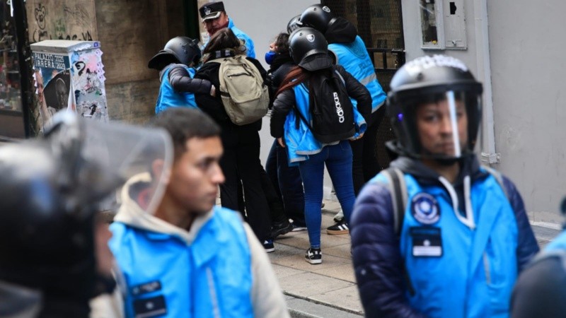 La Policía de la Ciudad de Buenos Aires arrestó a las periodistas.