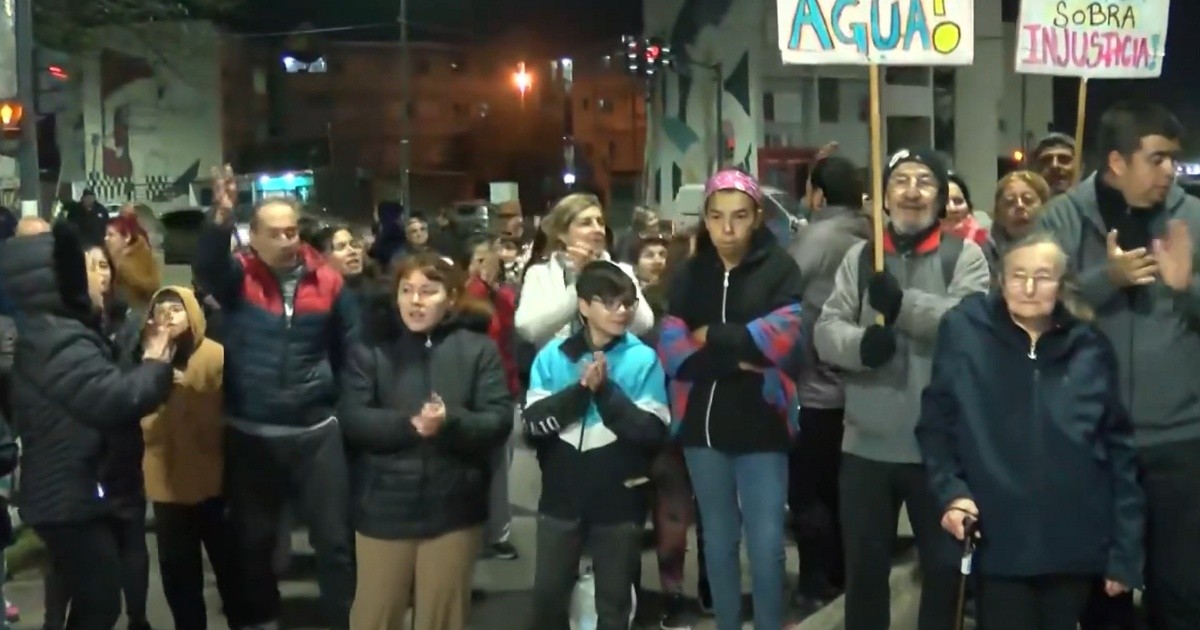 Protesta y corte de calle de vecinos que llevan 20 días sin agua ...