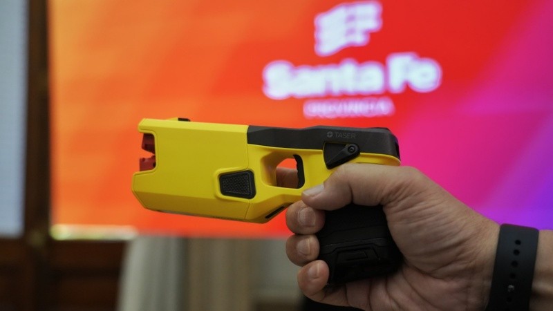 Santa Fe compró 100 pistolas Taser para la prueba piloto.