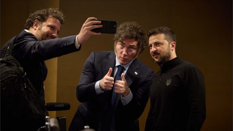 Milei junto a Zelensky.