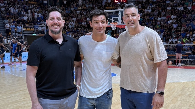 Andrés Pelussi, Director Deportivo de CAB, junto a Luis Scola y Carlos Delfino en el partido amistoso entre Argentina e Italia.