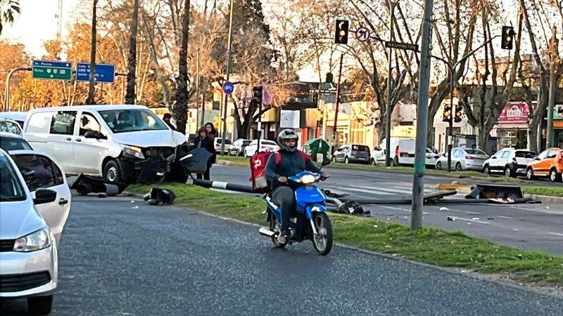 El coche quedó dañado y el semáforo, tendido sobre la calzada.