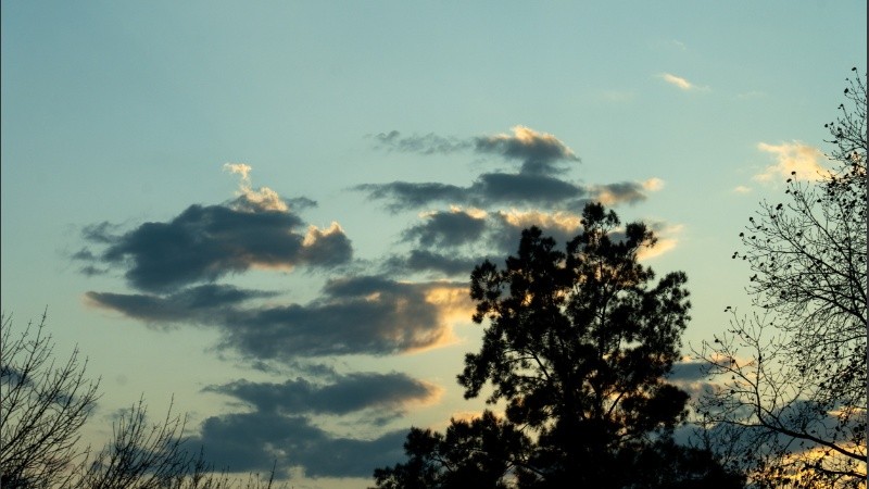 Un cielo cruzado de nubes para este viernes.