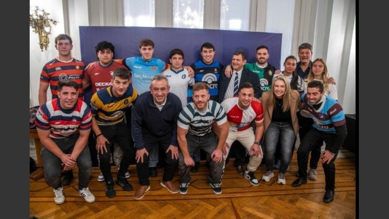 El intendente Javkin con deportistas del rugby local al momento de anunciar obras en el Hipódromo
