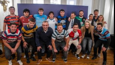 El intendente Javkin con deportistas del rugby local al momento de anunciar obras en el Hipódromo