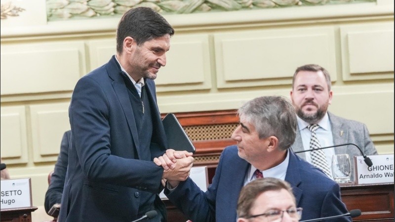 El gobernador Pullaro salud a Fabián Bastía, negociador clave del oficialismo en la Convención.