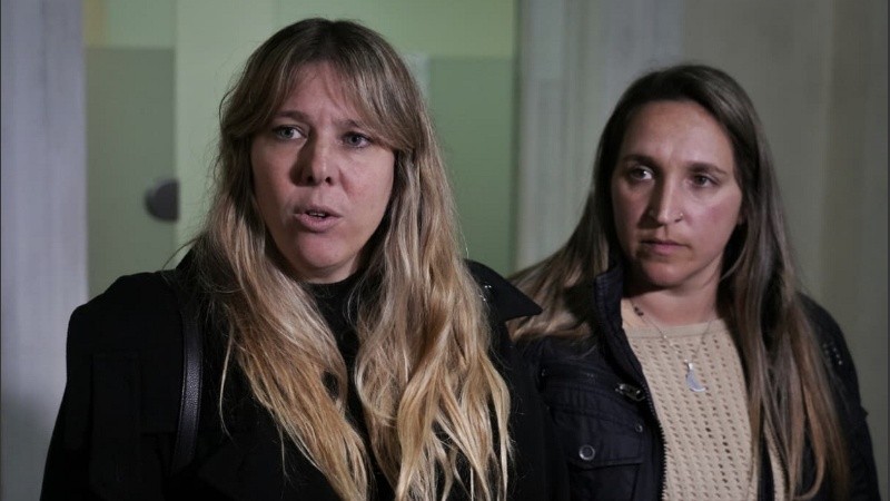 Carla (izquierda) es una de las familiares de víctimas que pudieron haber muerto por el uso de fentanilo adulterado.