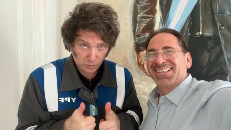 Milei, de mameluco con su asesor Julio Goldstein.