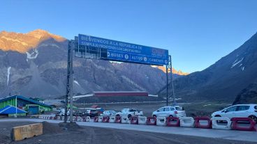 Vehículos en fila para cruzar a Chile.