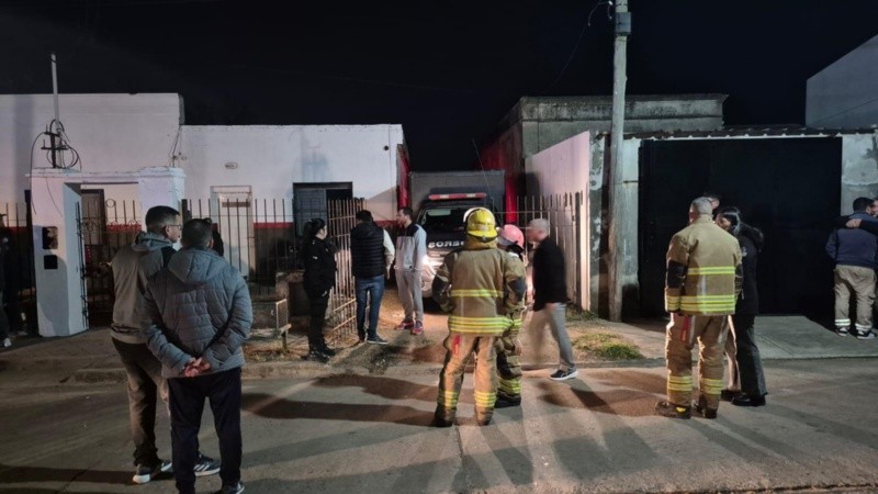 Bomberos trabajan en el lugar donde se produjo la explosión.