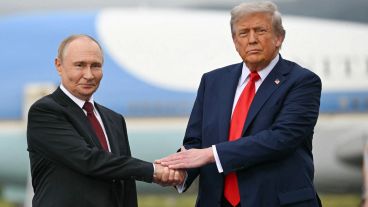 Donald Trump y Vladimir Putin calificaron como "muy productiva" su reunión en Alaska para discutir un acuerdo de paz en Ucrania.