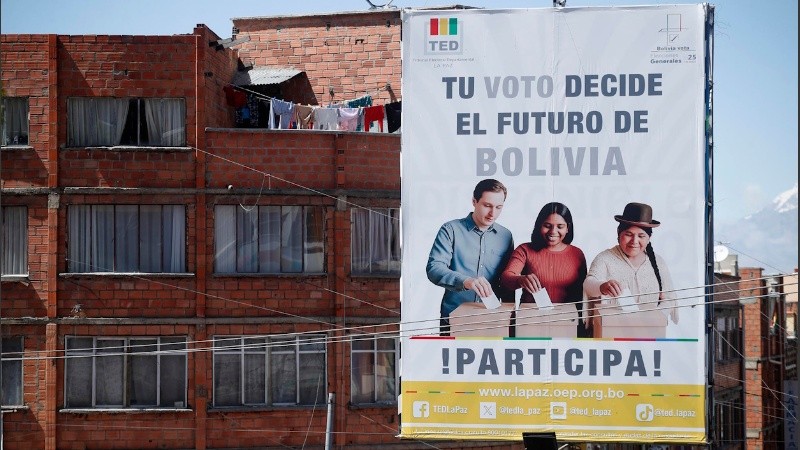 Fotografía que muestra una valla publicitaria del Tribunal Electoral Departamental, en La Paz (Bolivia). Los bolivianos iniciaron el período de 
