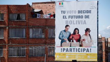 Fotografía que muestra una valla publicitaria del Tribunal Electoral Departamental, en La Paz (Bolivia). Los bolivianos iniciaron el período de "silencio electoral" previo a las elecciones generales.