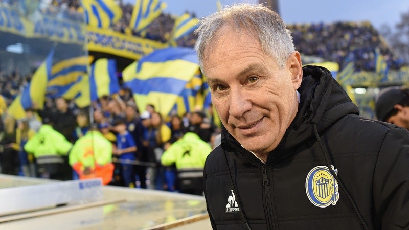 Holan apuesta a un equipo más ofensivo para visitar al Lobo platense.