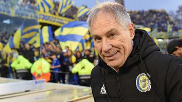 Holan apuesta a un equipo más ofensivo para visitar al Lobo platense.