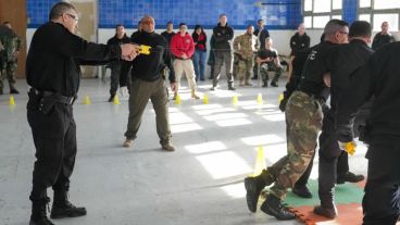 Instructores especializados imparten los cursos a capacitadores que entrenarán a agentes de toda la provincia.