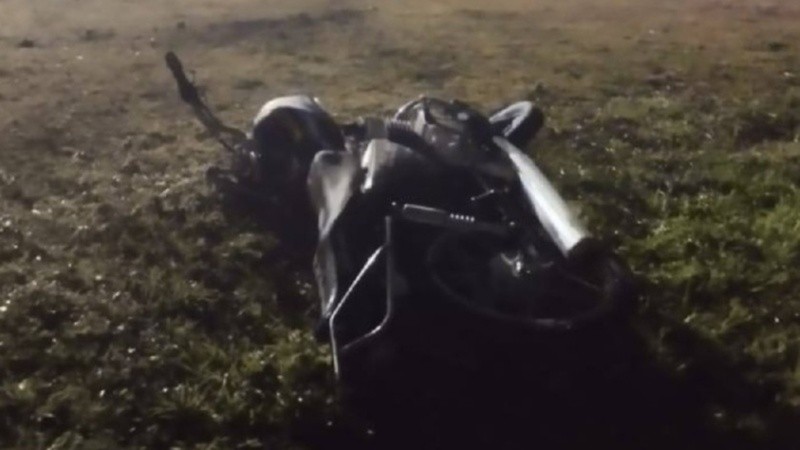 La moto de la víctima en la Ruta Nacional 8.