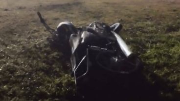 La moto de la víctima en la Ruta Nacional 8.