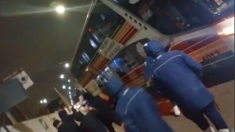 Hinchas de Quilmes arrojaron piedras contra el colectivo que trasladaba al planteal.