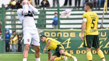 César Pérez empató el encuentro para Defensa antes del final del primer tiempo.