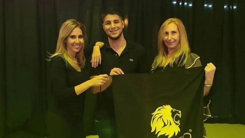 Agustín Pellegrini, vicepresidente de La Libertad Avanza en Santa Fe, junto a Romina Diez y Karina Milei.