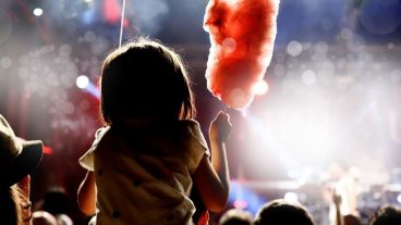 En bebés así como en niños y niñas pequeñas, el oído es especialmente vulnerable a raíz de que sus estructuras auditivas aún se encuentran en desarrollo.