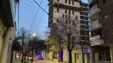 El edificio en construcción de calle San Carlos al 1000 en la ciudad de San Lorenzo.