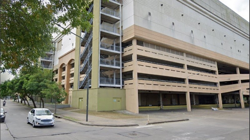 El ladrón se quiso fugar corriendo por la rampa de acceso de calle Victor Mercante y al percatarse que los portones se encontraban cerrados continuó hacia las playas superiores.