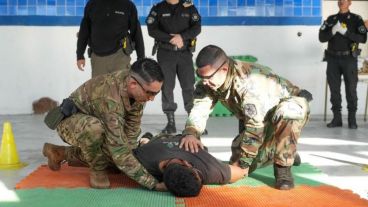 Una imagen del entrenamiento y la capacitación que reciben los policías provinciales para el uso de las pistolas Taser.