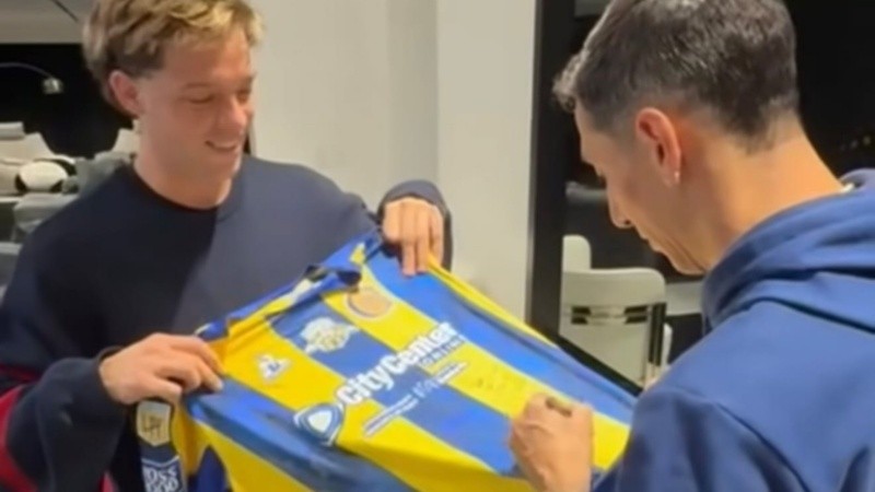 Di María le regaló una camiseta de Central a Maratea.