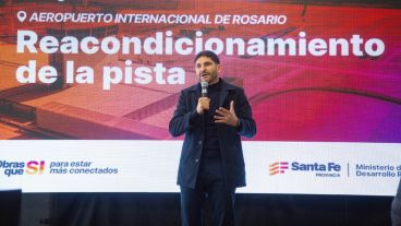 Pullaro volvió a cruzar al gobierno nacional en la apertura de ofertas para las obras del Aeropuerto de Rosario.