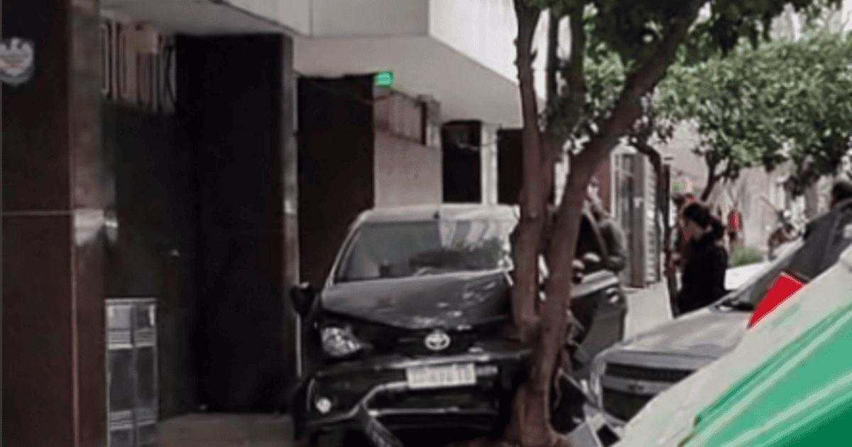 Perdió el control del auto, chocó contra un edificio y terminó ...