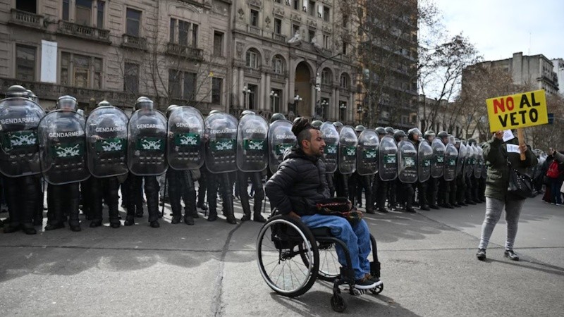 El Congreso sancionó la Ley de Emergencia en Discapacidad y el veto presidencial provocó manifestaciones.
