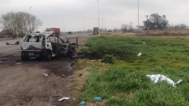 El siniestro fatal involucró un camión y un Chevrolet Meriva que terminó en llamas.