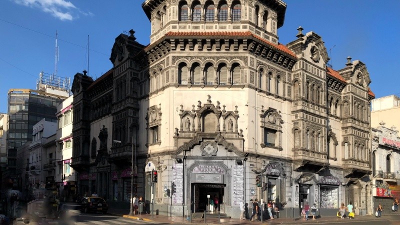 La Casa Fracassi, emblemático edificio de San Luis y Corrientes.