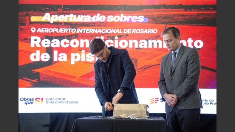 El gobernador Maximiliano Pullaro y el CEO de la Bolsa, Javier Cervio, ayer en la apertura de sobres