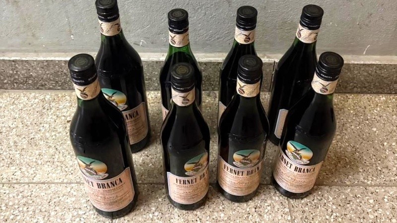 Ocho botellas que presentaban signos claros de manipulación.