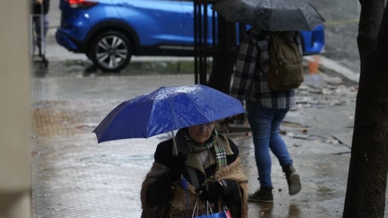 Calles mojadas el centro rosarino.