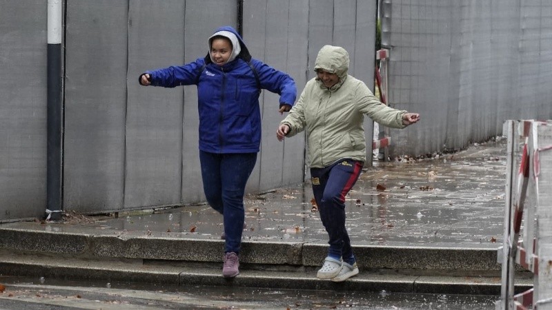 Calles mojadas el centro rosarino.